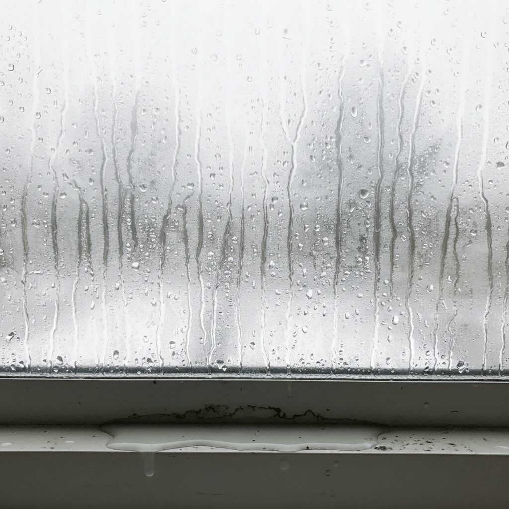 筆者作成イメージ：結露のメカニズムとアルミニウムの特性