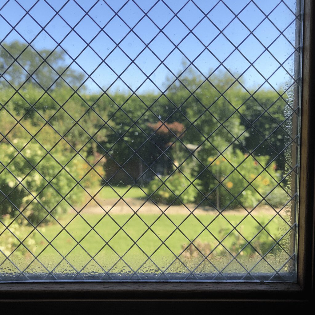 筆者作成イメージ：網入りガラスに貼ると割れる？熱割れの原因